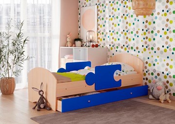 Детская кровать с ящиком и бортиками Мозайка, корпус Млечный дуб/фасад Синий (щиты) в Костроме